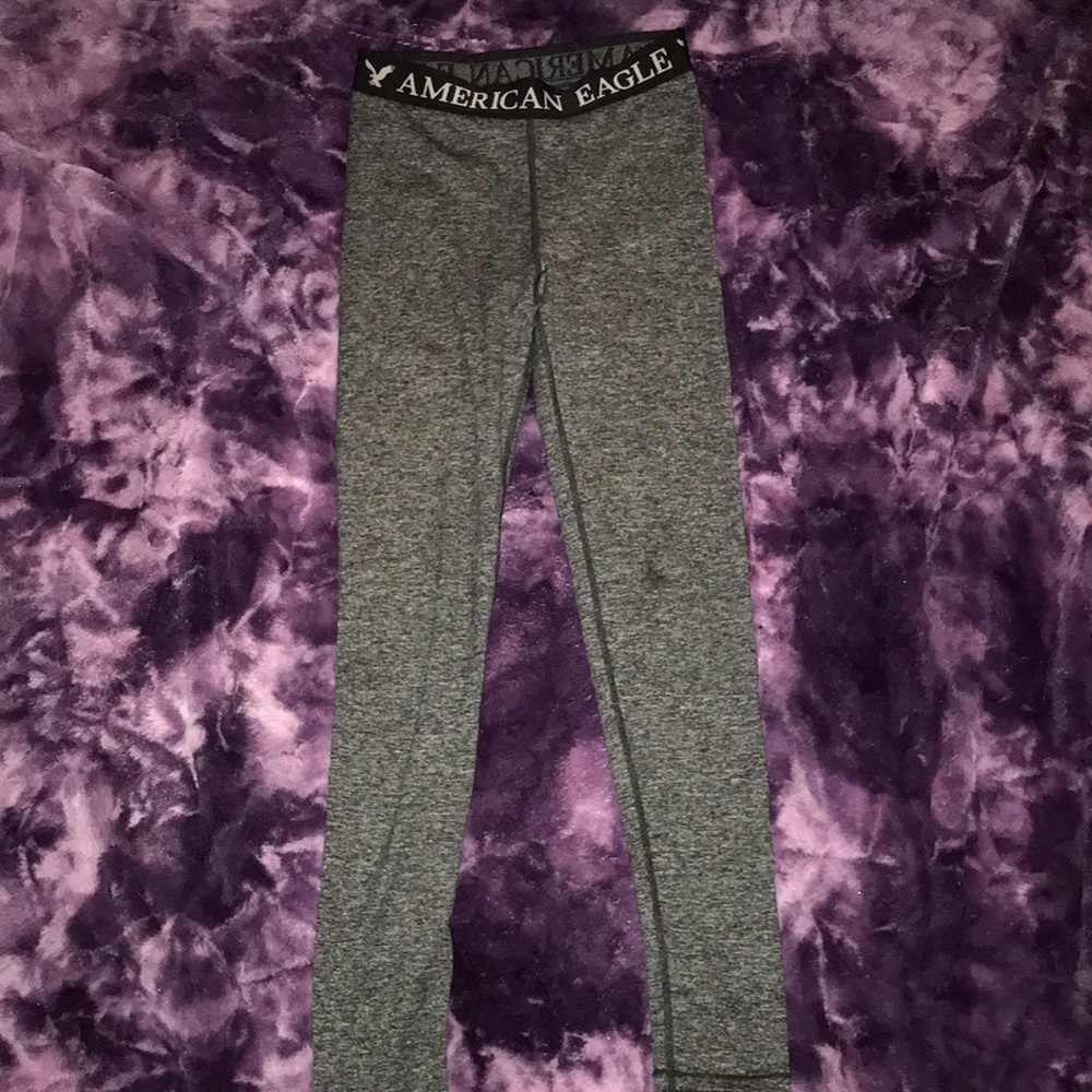 Dark grey leggings.